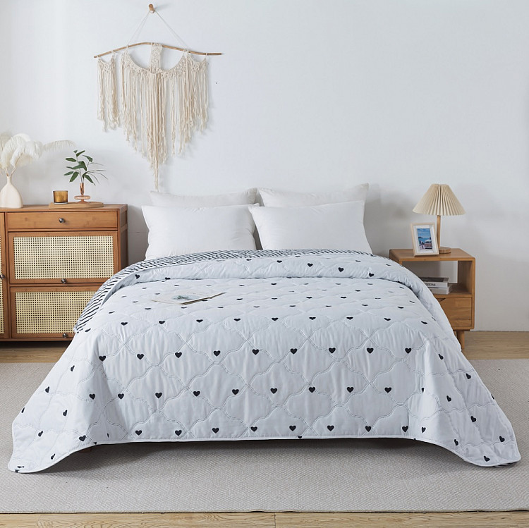 Покрывало стеганое из полисатина TANGO SIESTA Сердечки на белом 160х220